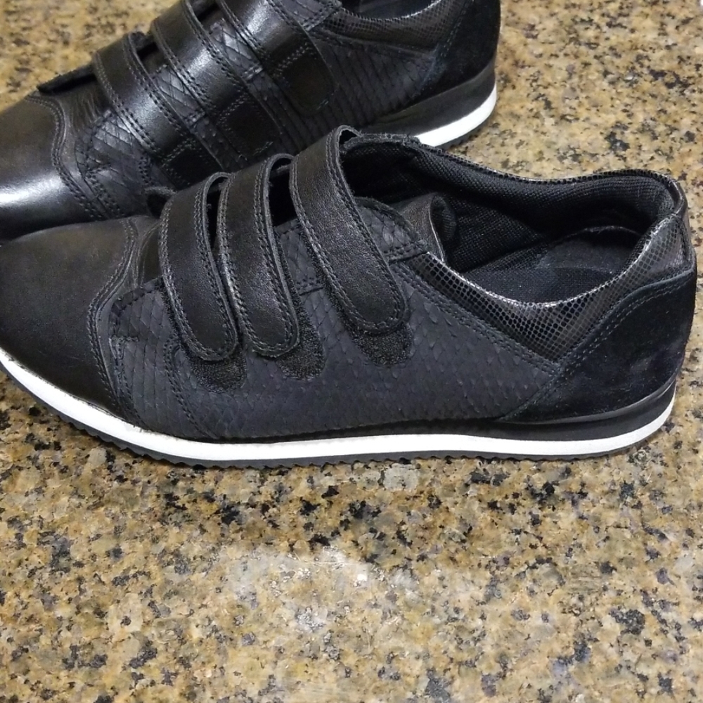 Sneakers - Picture 2 of 5
